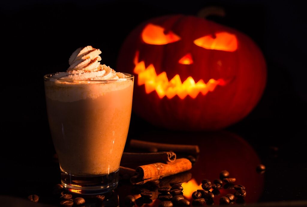 Chocolat chaud à la citrouille avec décoration d'Halloween