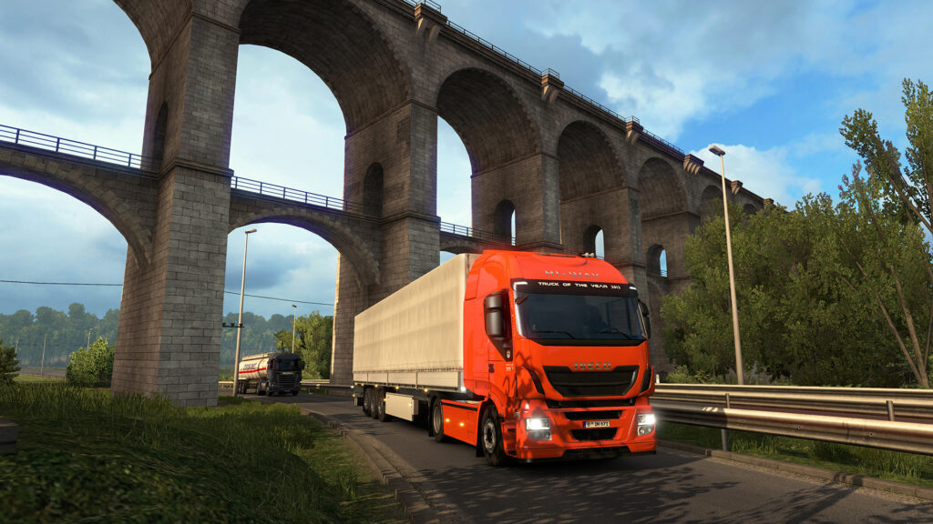 Euro Truck Simulator avec un camion rouge qui passe sous un pont