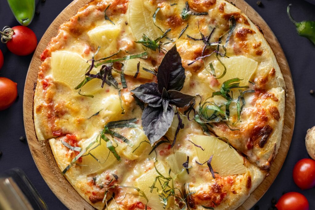 Ananas ou hawaïenne avec fromage, herbes et tomate cerise