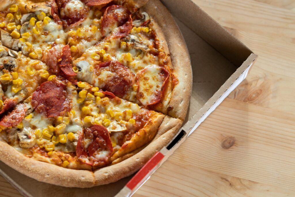 Maïs avec fromage, pepperoni et boîte