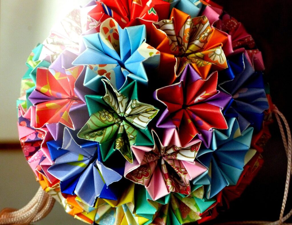 Kusudama avec du papier en forme d'étoile de plusieurs couleurs
