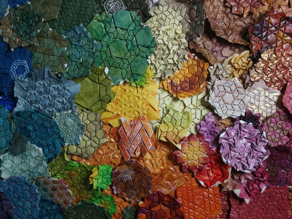 Tessellation avec plein de forme géométrique de toutes les couleurs