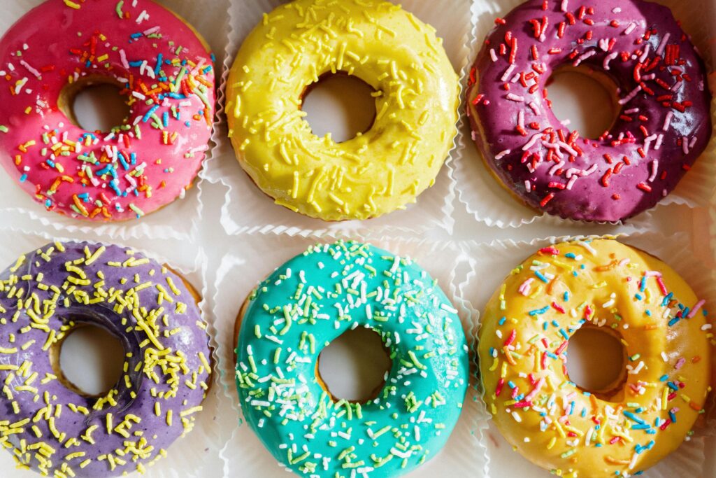 Donuts avec des glaçages de couleurs différentes et des vermicelles colorés