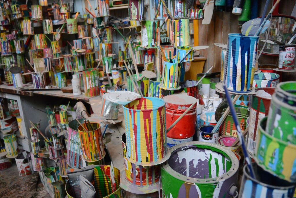 Pots de couleurs avec des pinceaux dans un atelier en bois