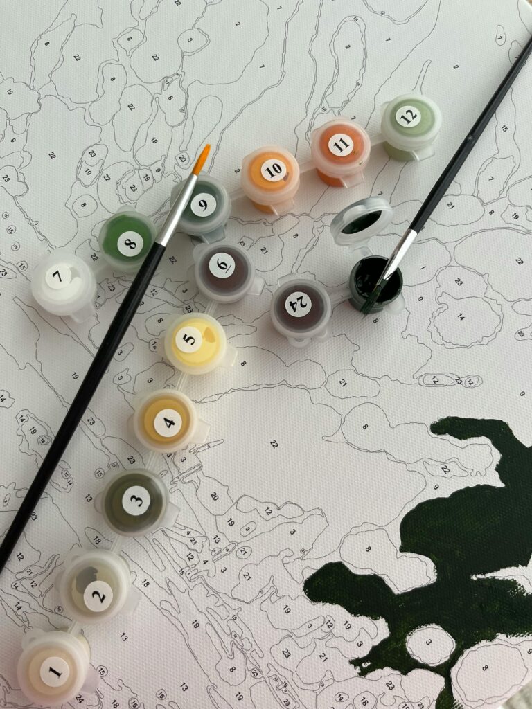 Pots de couleurs avec un dessin numéroté et des pinceaux