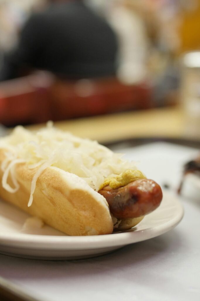 Chien chaud à la choucroute avec saucisse et moutarde