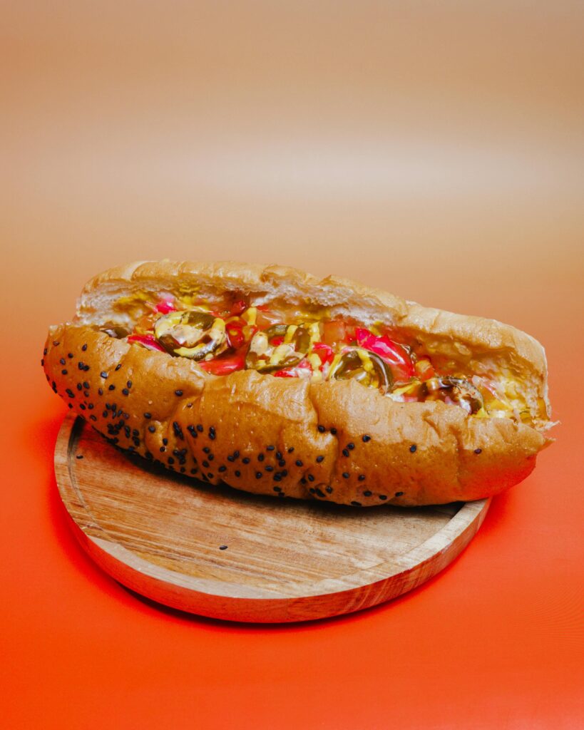 Vegan dans un pain avec carottes, olives et sauces