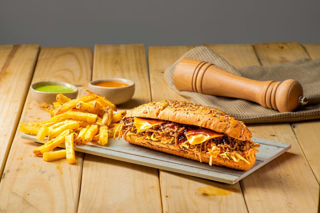 Pulled pork roll avec des frites et des sauces