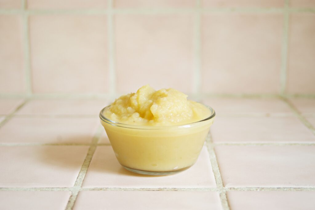 Compote de pommes dans un récipient