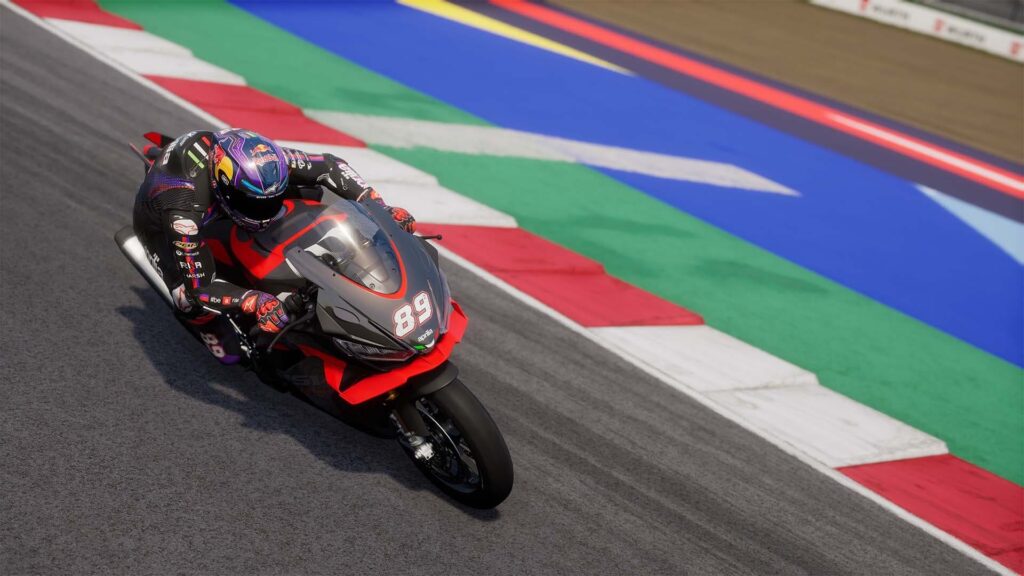 Moto GP 26 avec une moto rouge et noire sur un circuit 