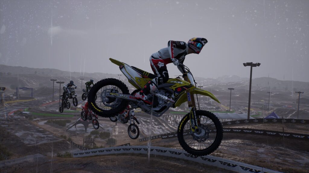 MX vs ATV Legends avec une moto de cross et des joueurs qui font des cascades sur un terrain boueux