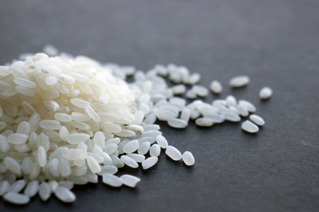 Lait de riz avec des grains de riz sur une table