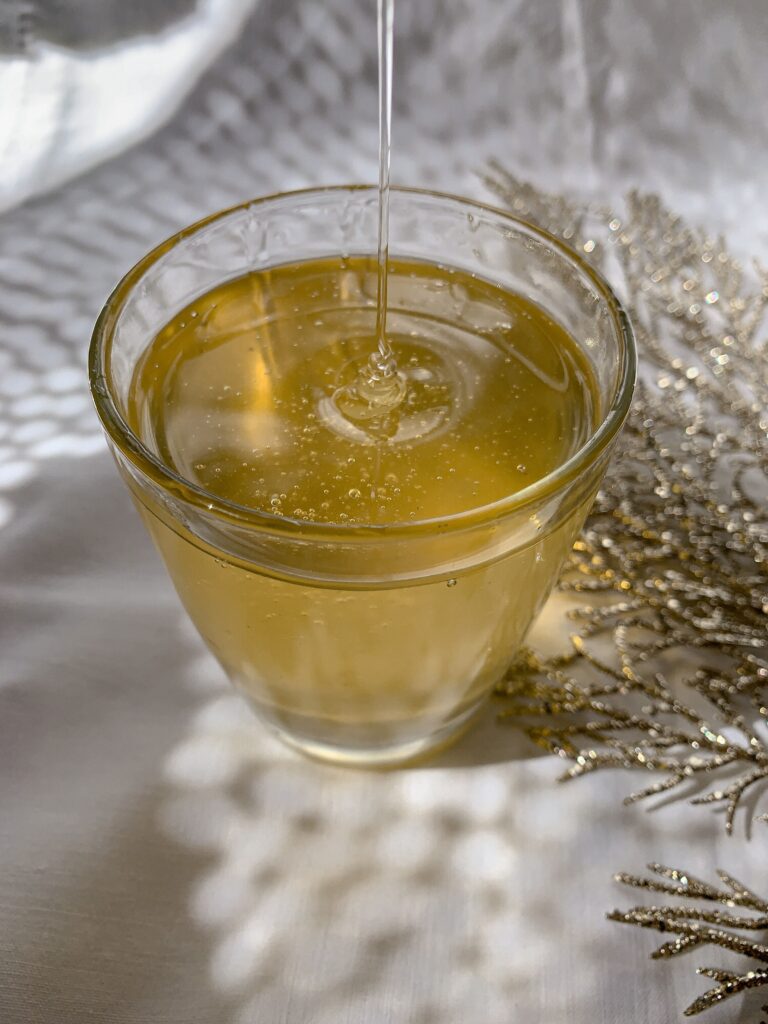 Sirop d'agave dans une tasse versé en filet
