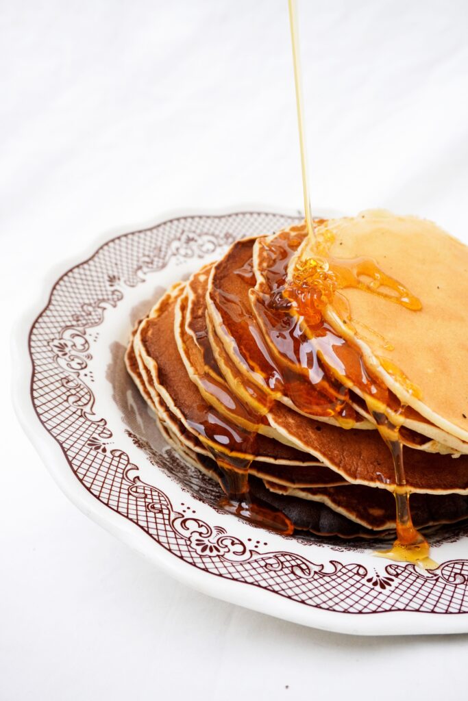 Pancakes avec du sirop d'érable dans une assiette