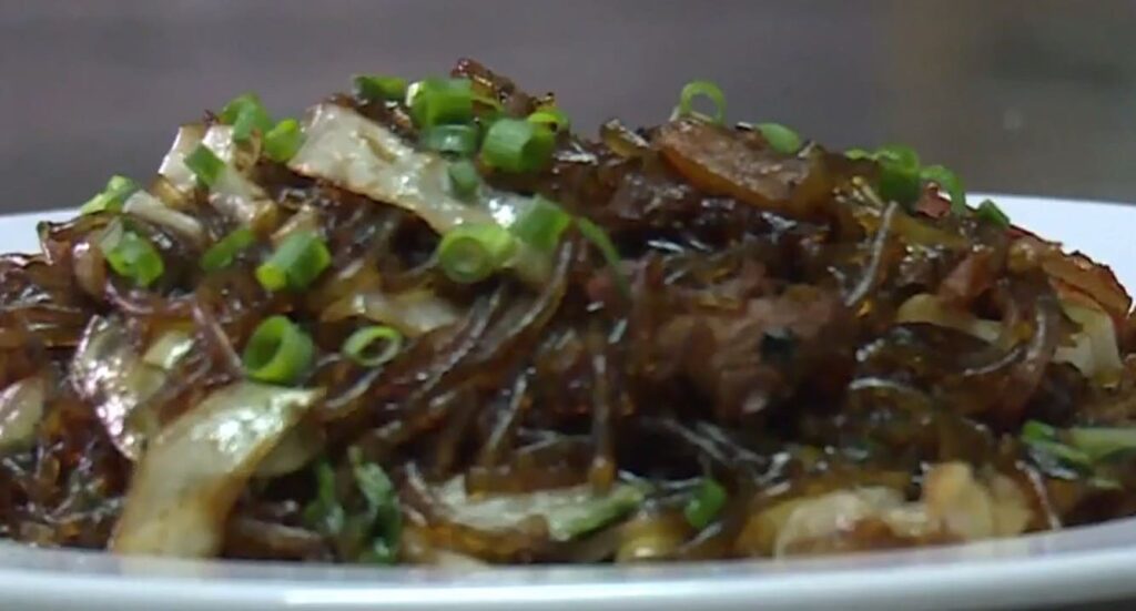 Bami avec nouilles transparentes, oignon et oignon vert