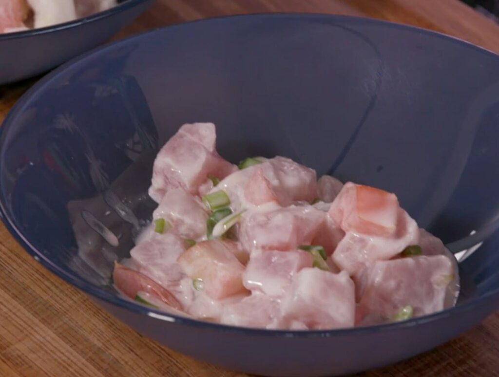 Salade de poisson cru dans un bol ou salade tahitienne