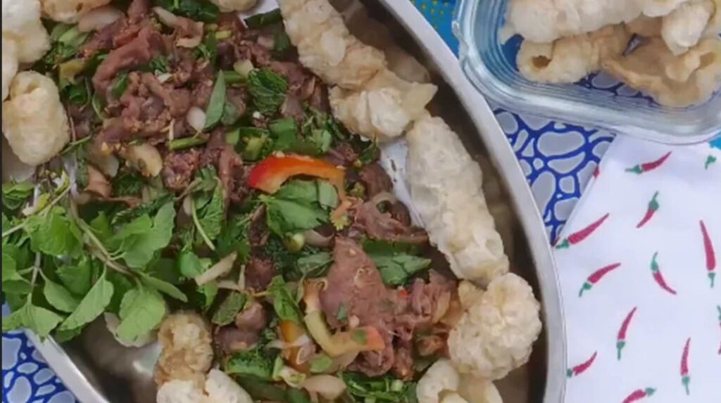 Salade de cerf mariné avec coriandre, piment dans un plat