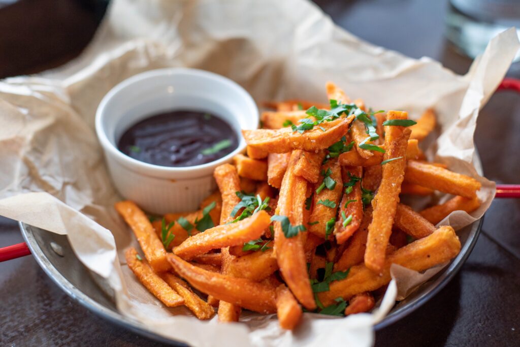 Patates douces dans une poêle avec une sauce barbecue