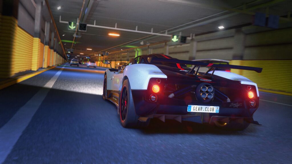 Gear club unlimited avec une super-sportive noire et blanche sur un circuit sous-terrain