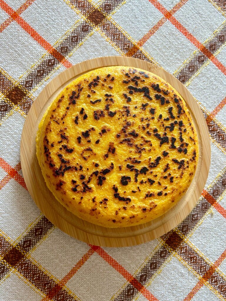 Polenta grillée sur une assiette en bois et un torchon